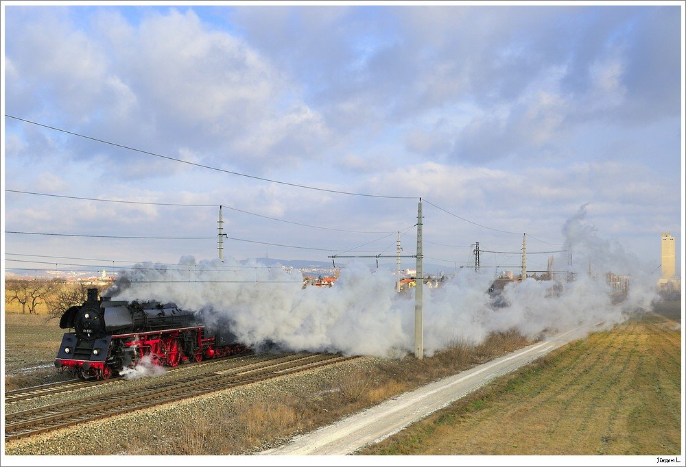 Hogmanay Express: auch auf der Rckfahrt widmete ich im Wiener Raum meine Aufmerksamkeit diesem Zug und verfolgte ihn von Kittsee bis in den Wienerwald. GEG 01.533 mit dem D 16070, hier in der Nhe von Kittsee, 03.01.2010.
