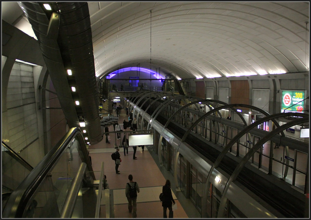 Hohe Gewölbehalle - 

Die Metrostation  Chatelet  der Linie 14 in Paris hat eine recht hohe Gewölbehalle. Blick von einer Zugangsgalerie auf die Bahnsteige. 

20.07.2012 (M)