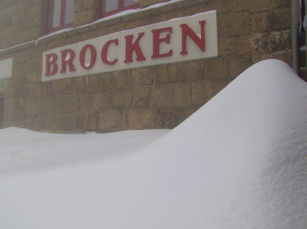 Hohe Schneewehen am 29.03.2013 vor dem Bahnhofsgebude auf dem Brocken.