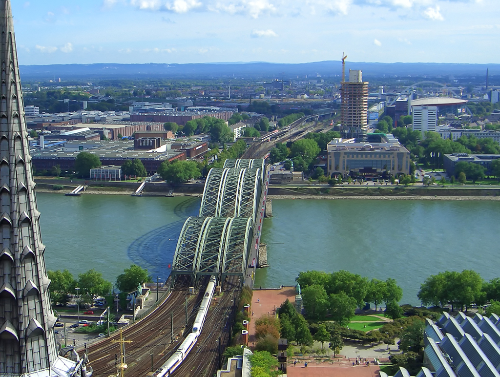 Hohenzollernbr�cke vom K�lner Dom aus gesehen. - Sep. 2004