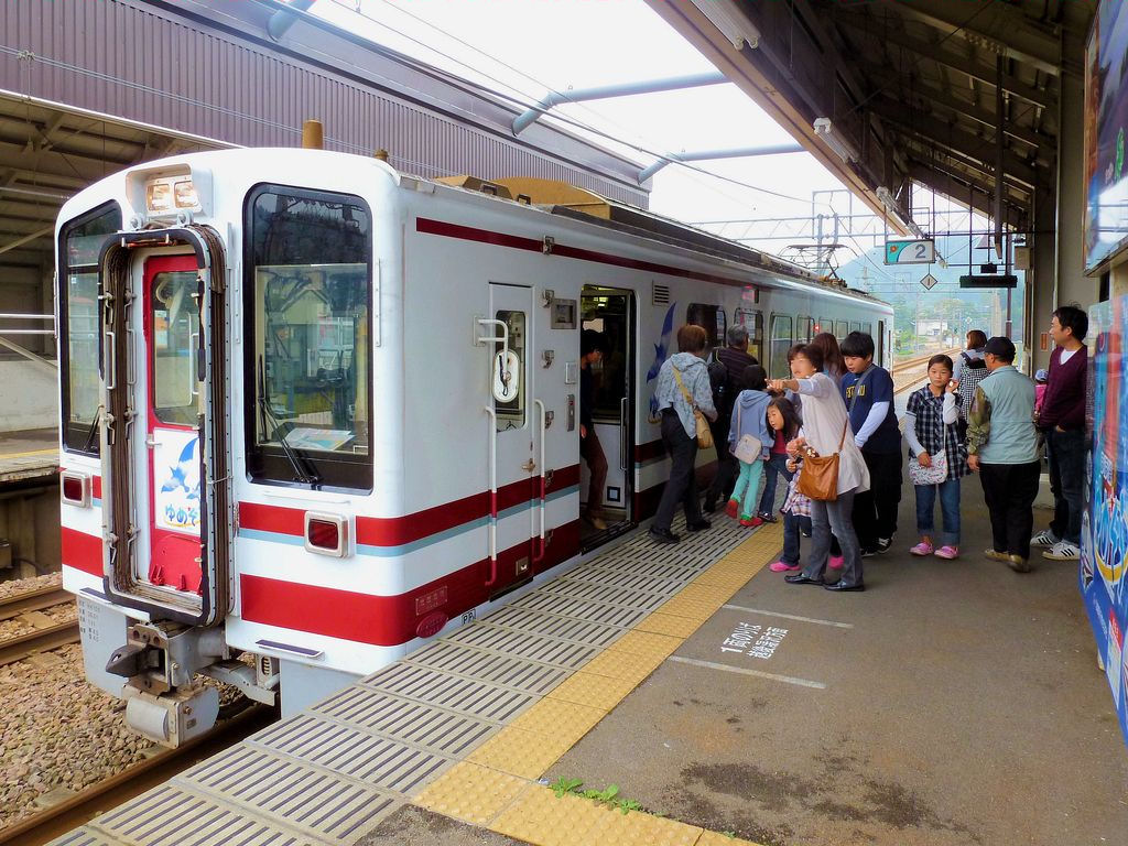 Hokuetsu Express, Station Matsudai, Fahrgste entsteigen dem Wagen Nr. 9:  Schau, da kommt ein Intercity entgegen!  16.Oktober 2011.