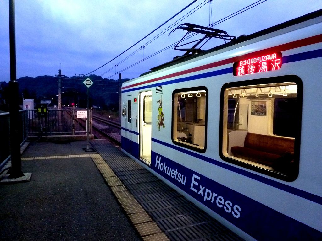 Hokuetsu Express, Station Matsudai: Wagen Nr.3 wartet beim Einbruch der Dunkelheit auf einen Gegenzug. 16.Oktober 2011.