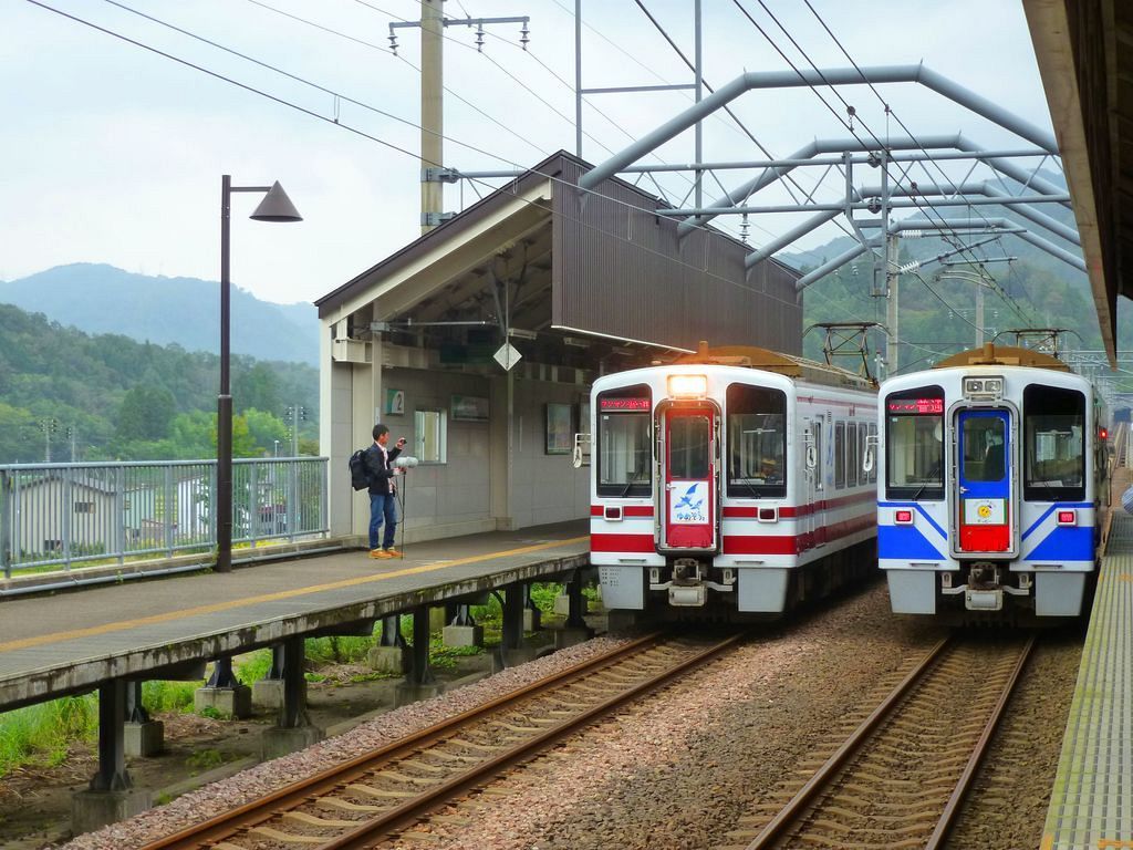 Hokuetsu Express, Station Mushigawa sugi: Kreuzung der Wagen Nr.9 und Nr.6. 16.Oktober 2011.