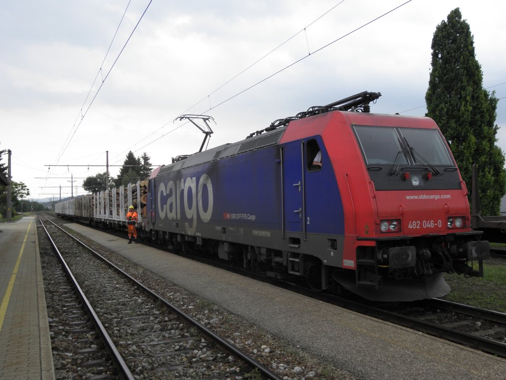 Holzlieferung fr die Lenzing AG mit Cargo Lok 482 045-0 Bahnhof Lenzing am 11.Juni 2011