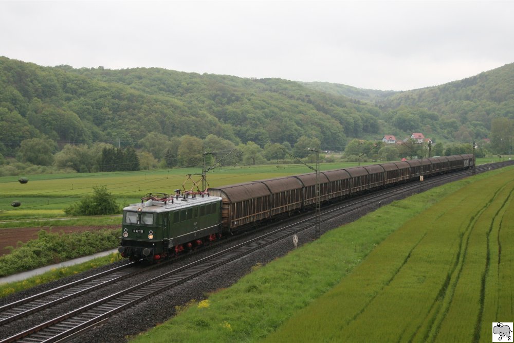  Holzroller  E 42 151 des Thringer Eisenbahnverein e.V. mit einen Gterzug am 19. Mai 2010 bei Karlsstadt.