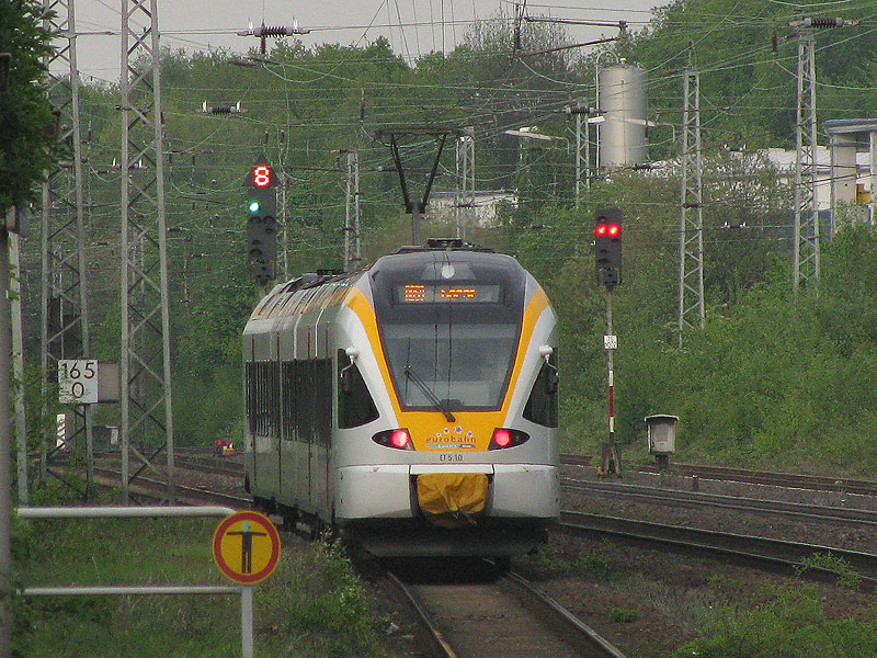 Holzwickede, 8.05.2010. Ein Zug der Linie RE13.