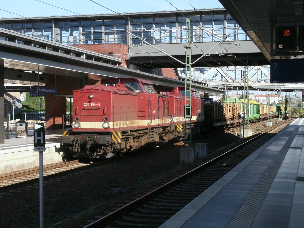 Holzzug mit 204 354 und 204 311 auf dem Weg nach Niedergrne,am 01.Oktober 2011,in Berlin Gesundbrunnen.