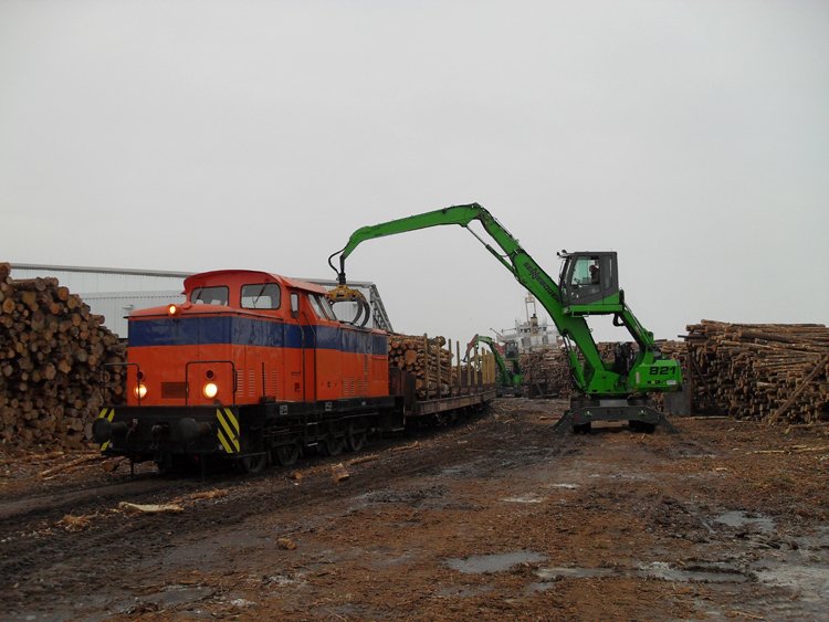 Holzzug von Rostock-Bramow nach Stendal-Niedergrne wird gerade im Rostocker Fracht-und Fischereihafen beladen.fotografiert am 06.02.10 von I.Pavel(ffentlicher Weg)