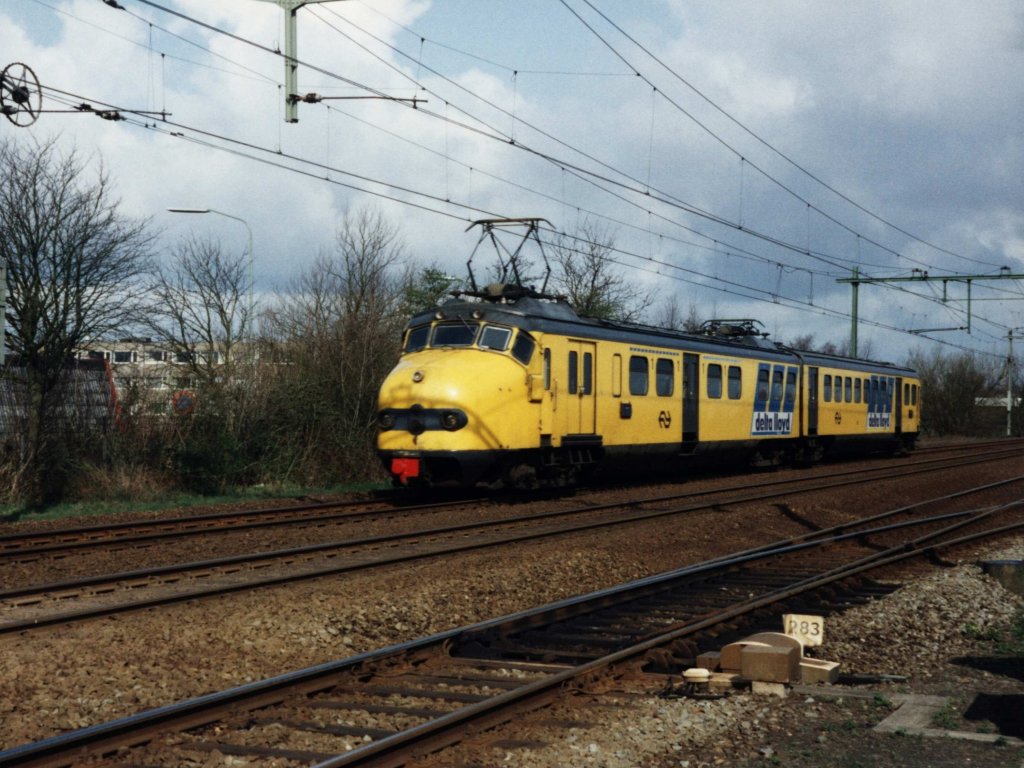 Hondekop 361 mit Regionalzug 8140 Groningen-Zwolle bei Haren am 4-4-1992. Bild und scan: Date Jan de Vries.  