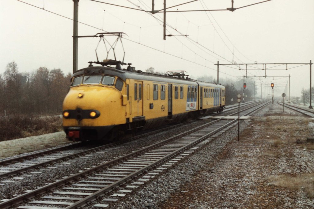 Hondekop 384 mit Regionalzug 8136 Groningen-Zwolle bei Haren am 4-11-1993. Bild und scan: Date Jan de Vries.