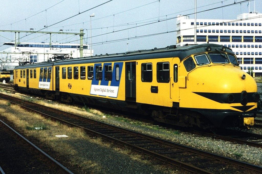  Hondekop  388 mit afweichende Front auf Bahnhof Leeuwarden am 22-8-1995. Bild und scan: Date Jan de Vries.