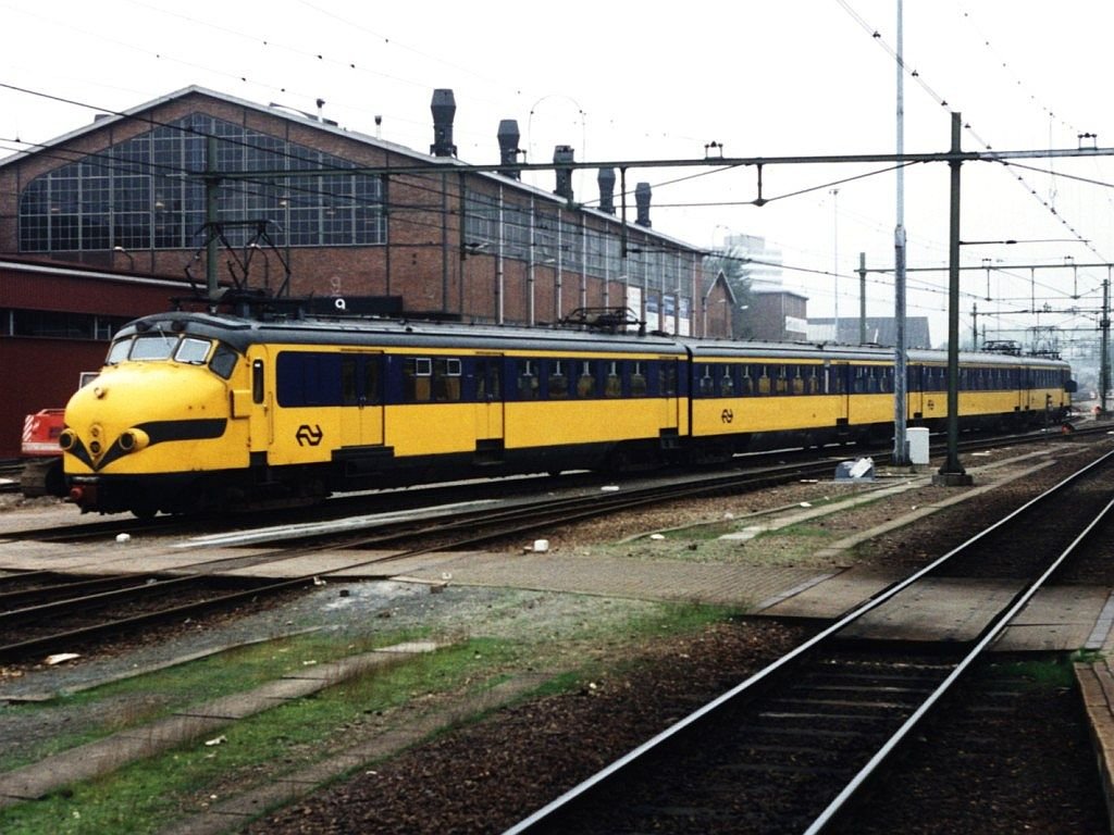  Hondekop  765 mit afweichende Front auf Bahnhof Zwolle am 13-10-1995. Bild und scan: Date Jan de Vries.