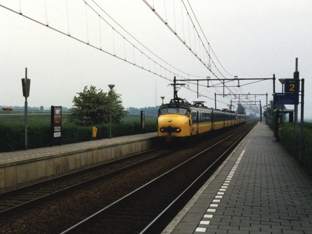 Hondekop 773 und 739 mit IC 3554 Eindhoven-Leeuwarden auf Bahnhof Grou-Jirnsum am 19-5-1993. Bild und scan: Date Jan de Vries.