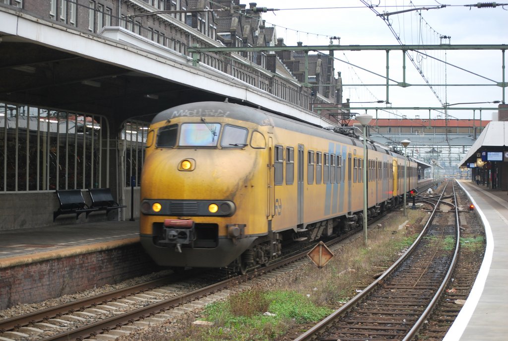Hondekop-Triebzug als  stoptrein  nach M.-Randwijck verlsst den Bhf Maastricht. November 2012.