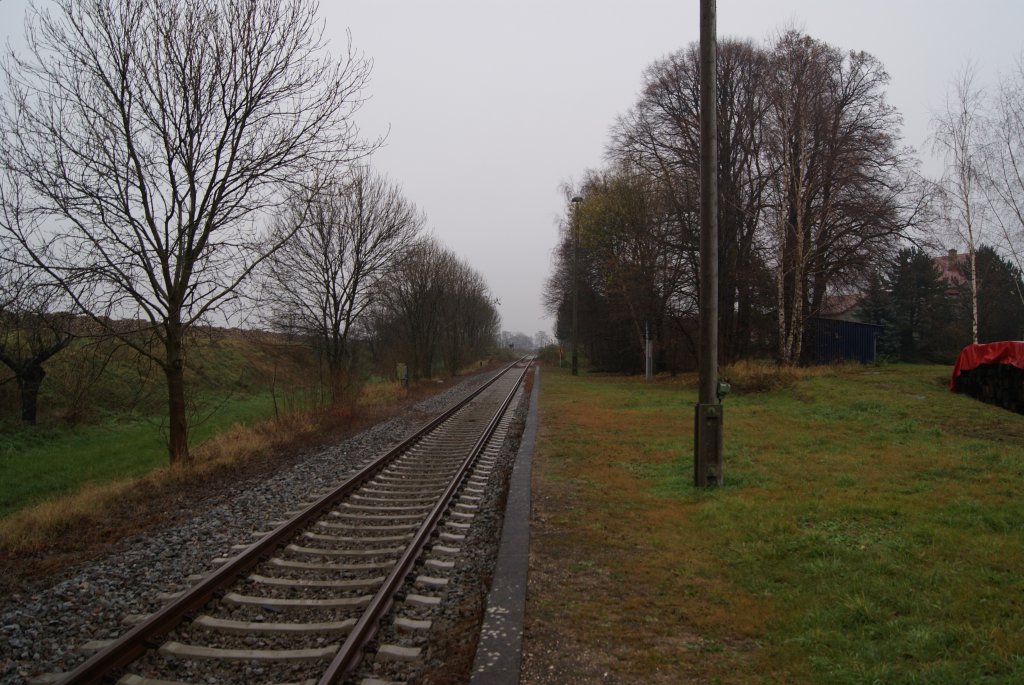 HP Krauschwitz, Blick Richtung Teuchern.In wenigen Monaten wird hier leider das Unkraut die Herrschaft bernehmen,da die Strecke Naumburg-Teuchern mit dem Fahrplanwechsel eingestellt wird. am 22.11.2010