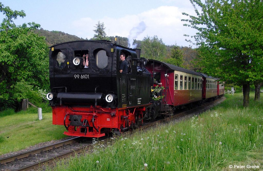 HSB 99 6101 vor Kindertag-Sonderzug aus Silberhtte, KBS 333 Selketalbahn, Harzer Schmalspurbahnen, fotografiert bei der Einfahrt in den Ort Gernrode am 29.5.2010 