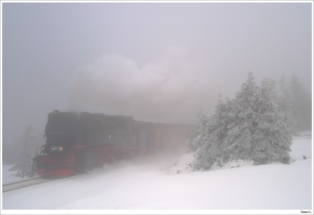 HSB 99 7236 fhrt mit Zug 8933 von Wernigerode auf den Brocken; Brocken; 3.2.2011