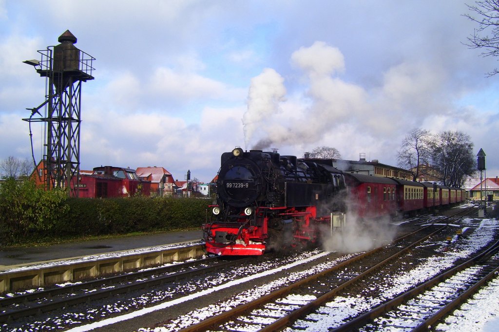 HSB 99 7239-9 mit der HSB 8935 zum Brocken, am 24.11.2010 bei der Ausfahrt in Wernigerode.