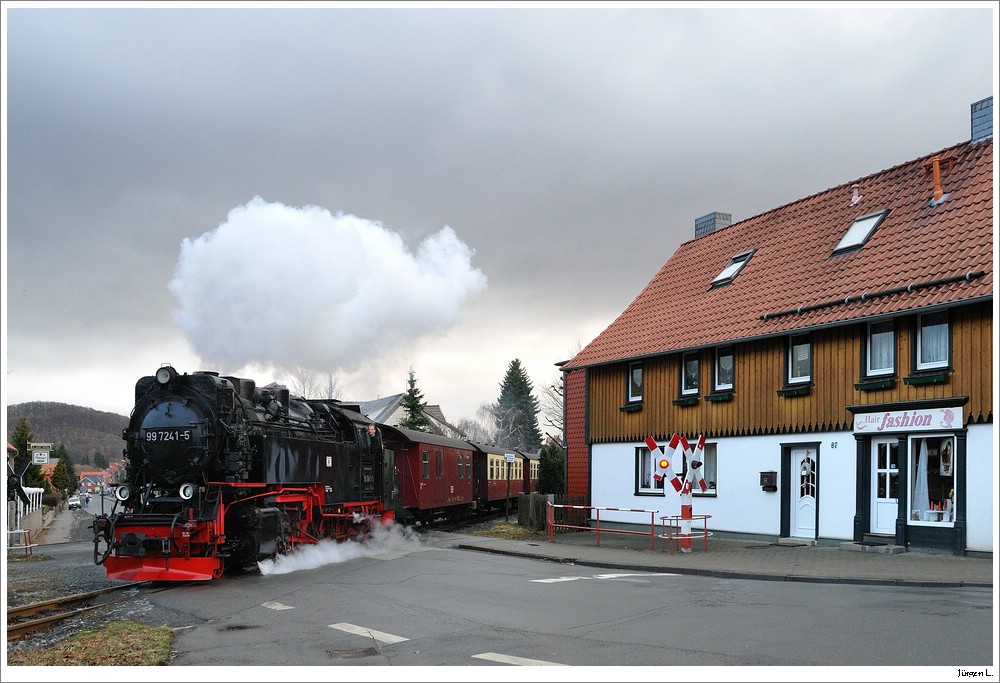 HSB 99 7241 fhrt mit Zug 8931 von Wernigerode auf den Brocken; Wernigerode/B Friedrichstrae; 3.2.2011