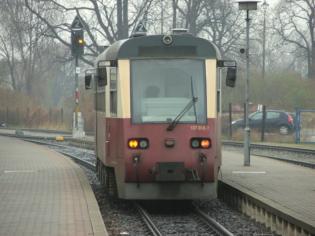 HSB-Triebwagen 187 018 verlsst den Bahnhof Wernigerode-Westerntor in Richtung Endstation Wernigerode, 04. April 2012