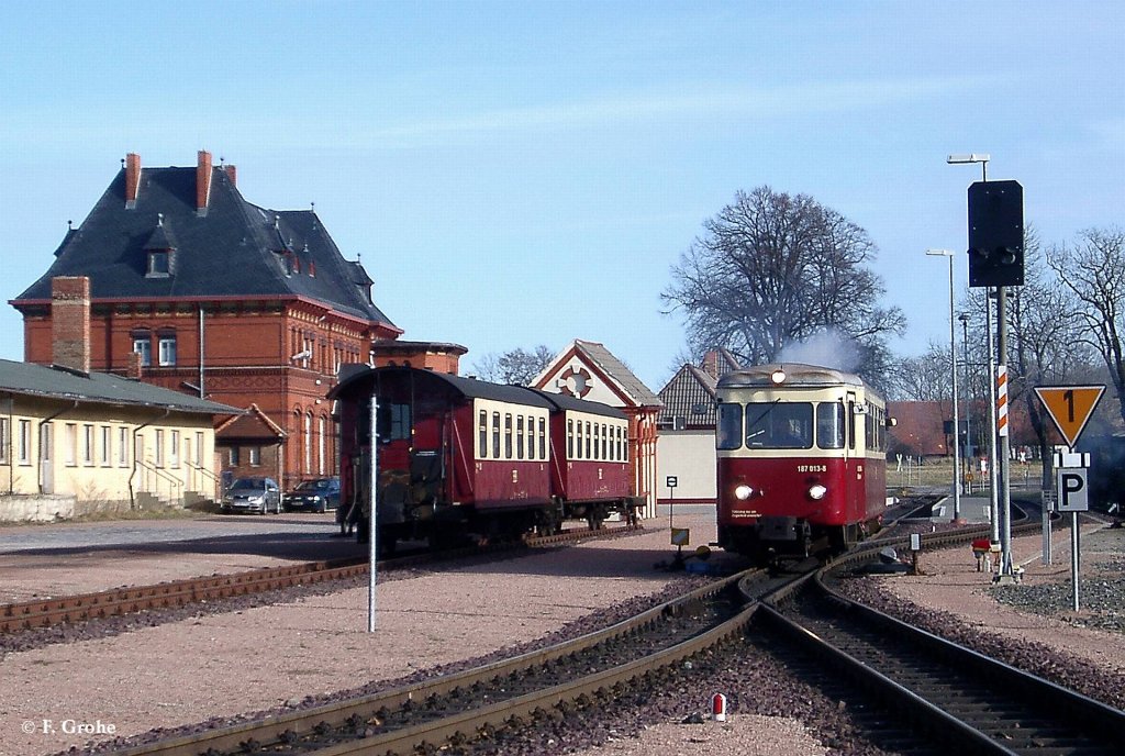 HSB VT 187 013-8 bei Ausfahrt Richtung Quedlinburg, KBS 333 Selketalbahn, fotografiert im Bhf. Gernrode am 08.02.2010 --> hinten links steht das stattliche Empfangsgebude der stillgelegten KBS 332 Frose - Quedlinburg
