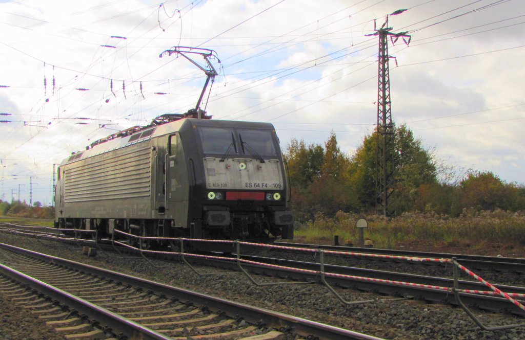 HSL Logistik ES 64 F4-109 (91 80 6189 109-2 D-DISPO) als Tfzf nach Grokorbetha Rbf, kurz vor dem Zielbahnhof; 25.10.2010