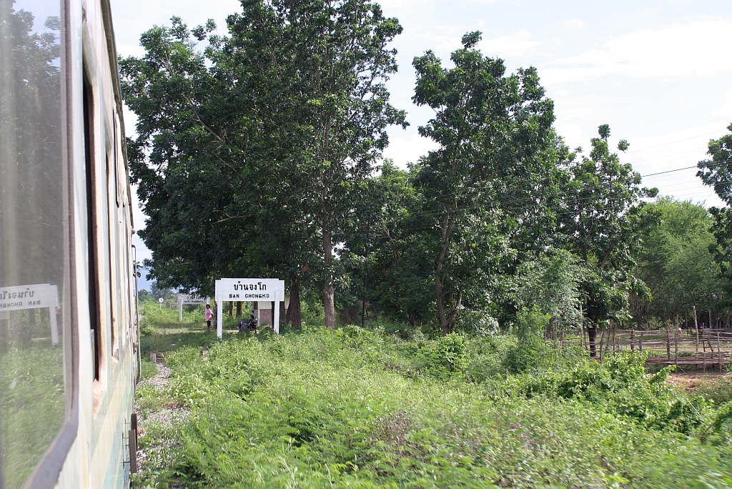 Hst. Ban Chongko, Blickrichtung Kaeng Khoi Jn., am 18.Juni 2011. 

