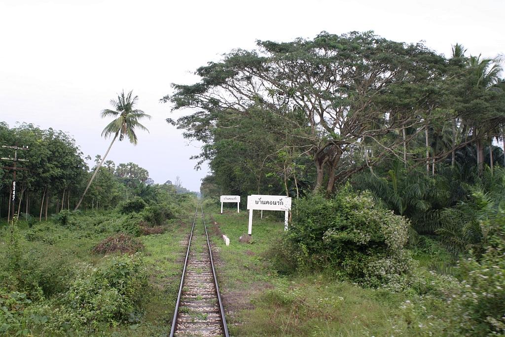 Hst. Ban Donrak, Blickrichtung Ban Thung Pho Jn., am 07.Jnner 2013