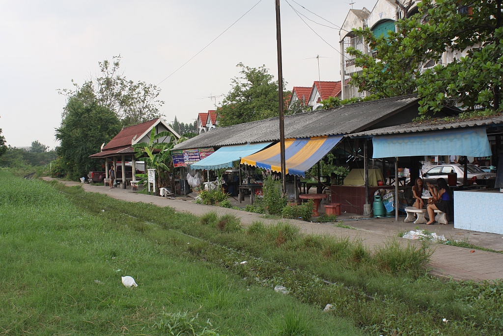 Hst. Ban Khom, Blickrichtung Mahachai, am 17.November 2012. 

