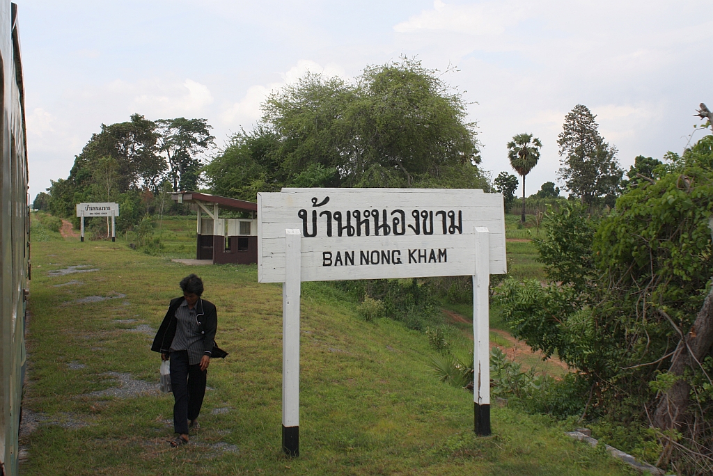 Hst. Ban Nong Kham, Blickrichtung Bau Yai Jn., am 18.Juni 2011. 

