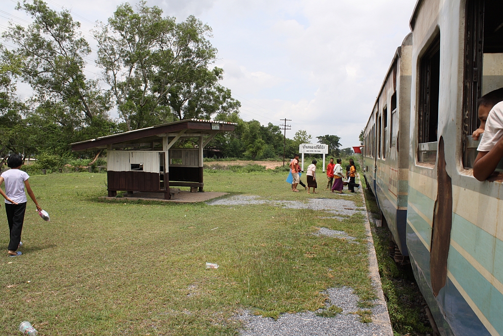 Hst. Ban Nong Pru Pong, Blickrichtung Bau Yai Jn., am 18.Juni 2011. 

