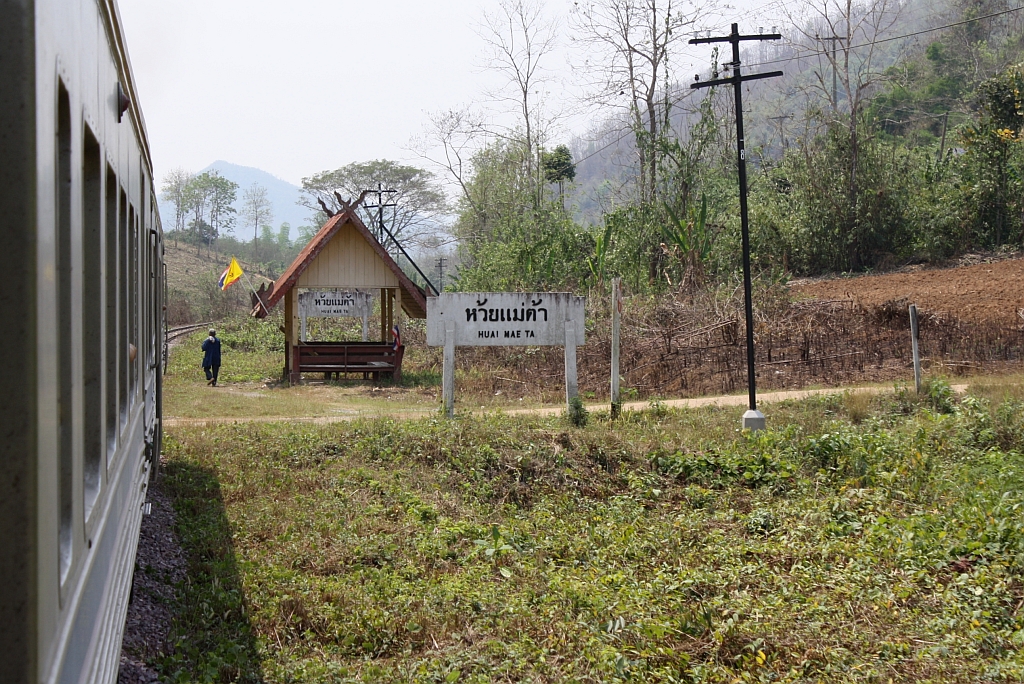 Hst. Huai Mae Ta, Blickrichtung Bangkok, am 15.Mrz 2012. 

