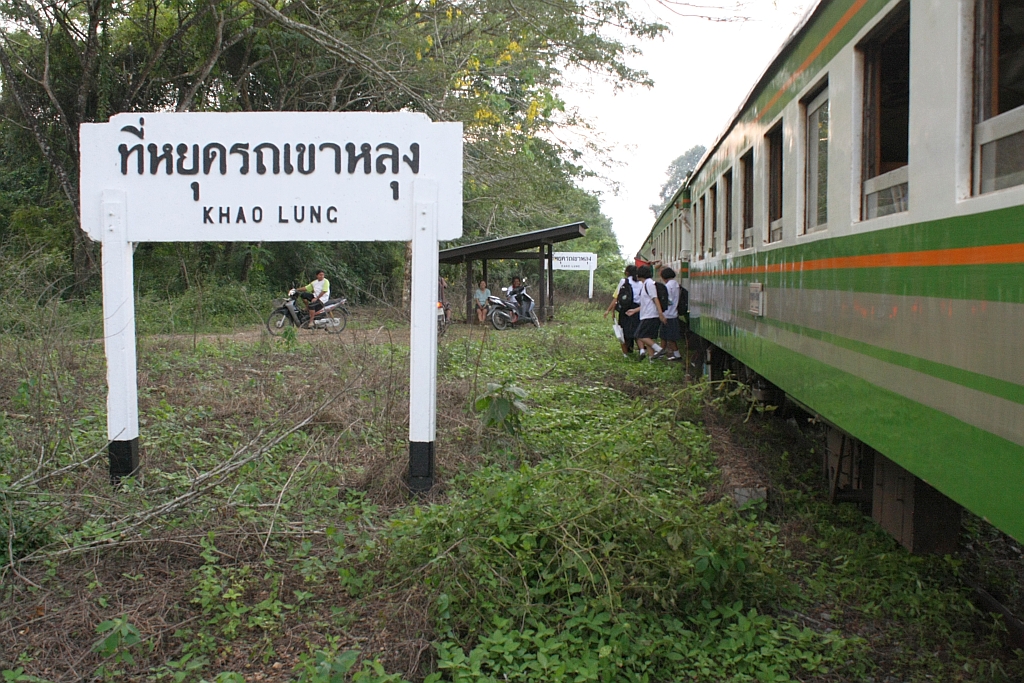 Hst. Khao Lung, Blickrichtung Khiri Ratthanikhom, am 07.Jnner 2013.

