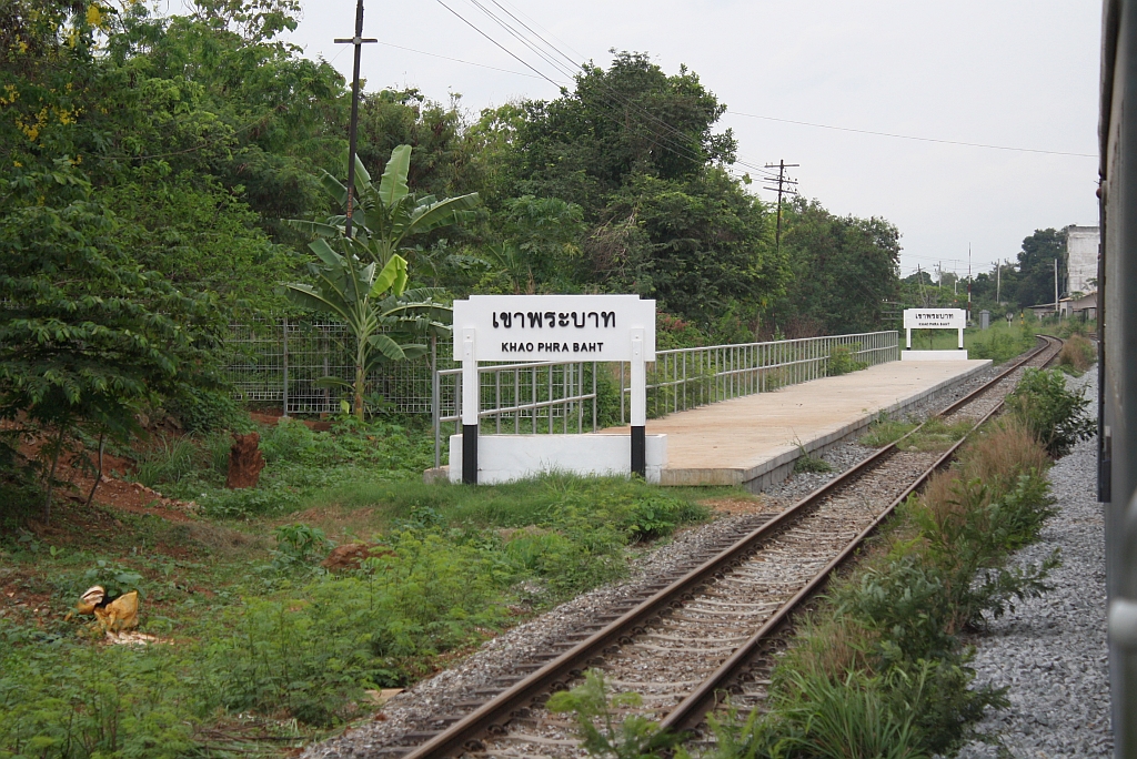 Hst. Khao Phra Baht am 17.Mrz 2011. Ab dem Bf. Bang Phra wird schon das neu verlegte Gleis benutzt, whrend das alte Gleis wegen Instandsetzungsarbeiten gesperrt ist.