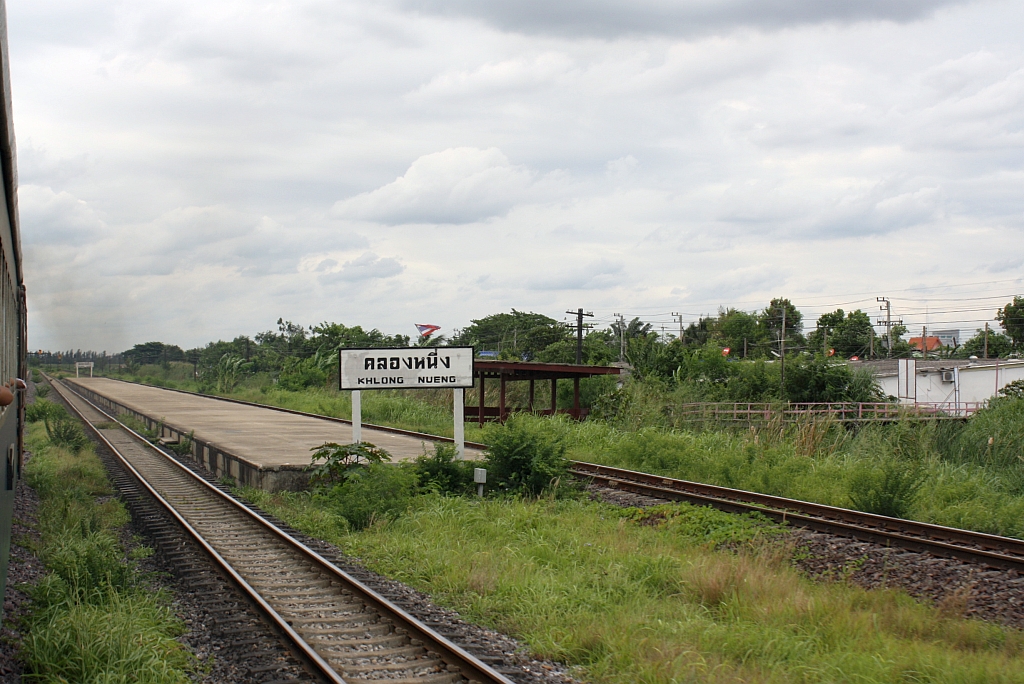 Hst. Khlong Nueng, Blickrichtung Ayutthaya, am 11.Juni 2011.