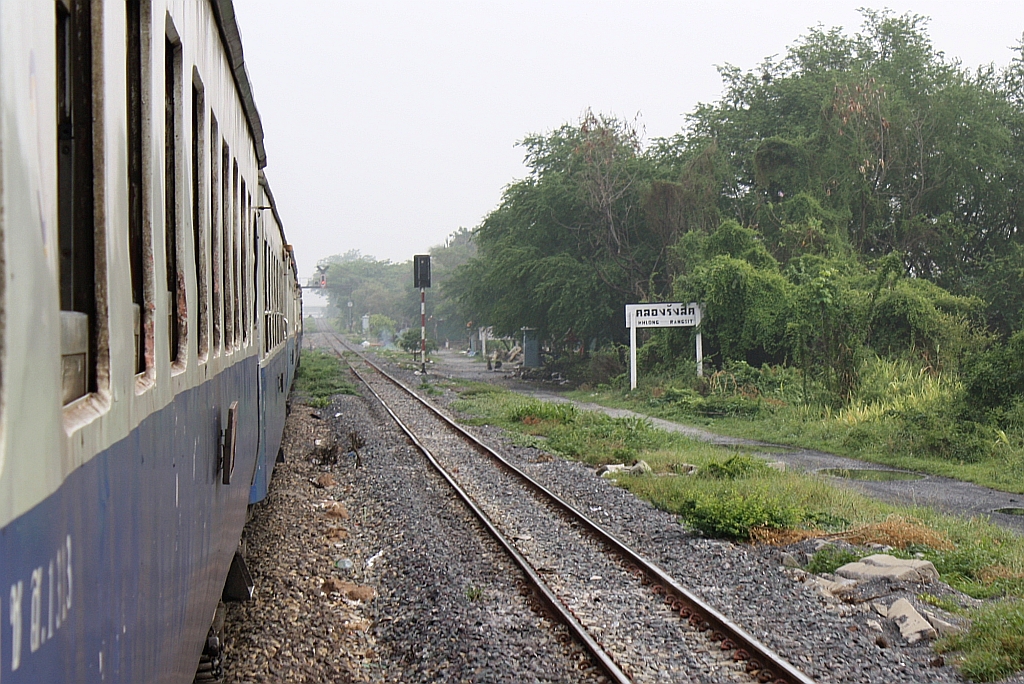 Hst. Khlong Rangsit, Blickrichtung Ban Phachi, am 17.Mai 2012. 

