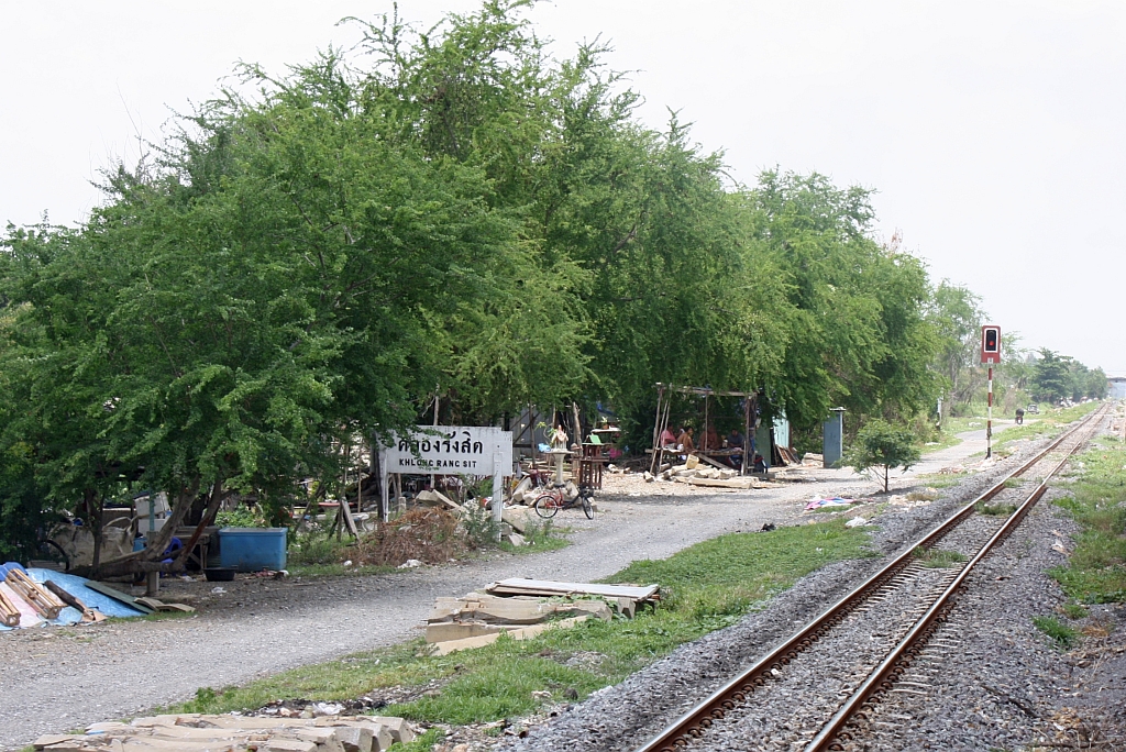 Hst. Khlong Rangsit, Blickrichtung Bangkok, am 09.Mai 2012. 

