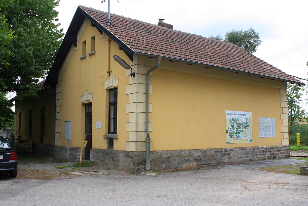 Hst. Langau vom Vorplatz aus gesehen am 31.Juli 2010.