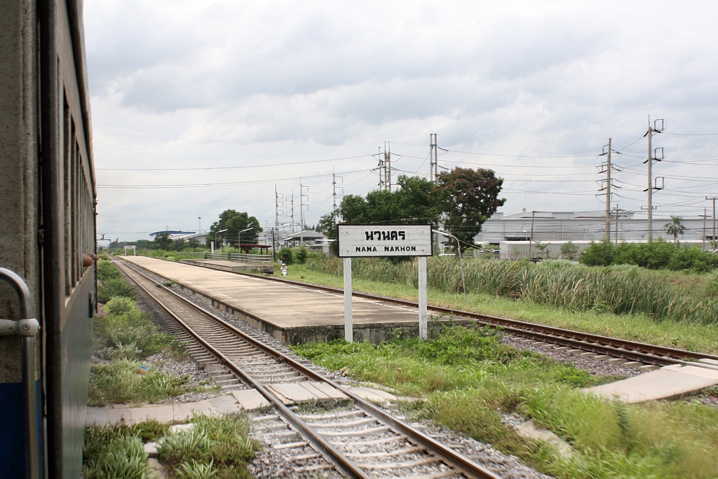 Hst. Nawa Nakhon, Blickrichtung Ayutthaya, am 11.Juni 2011.
