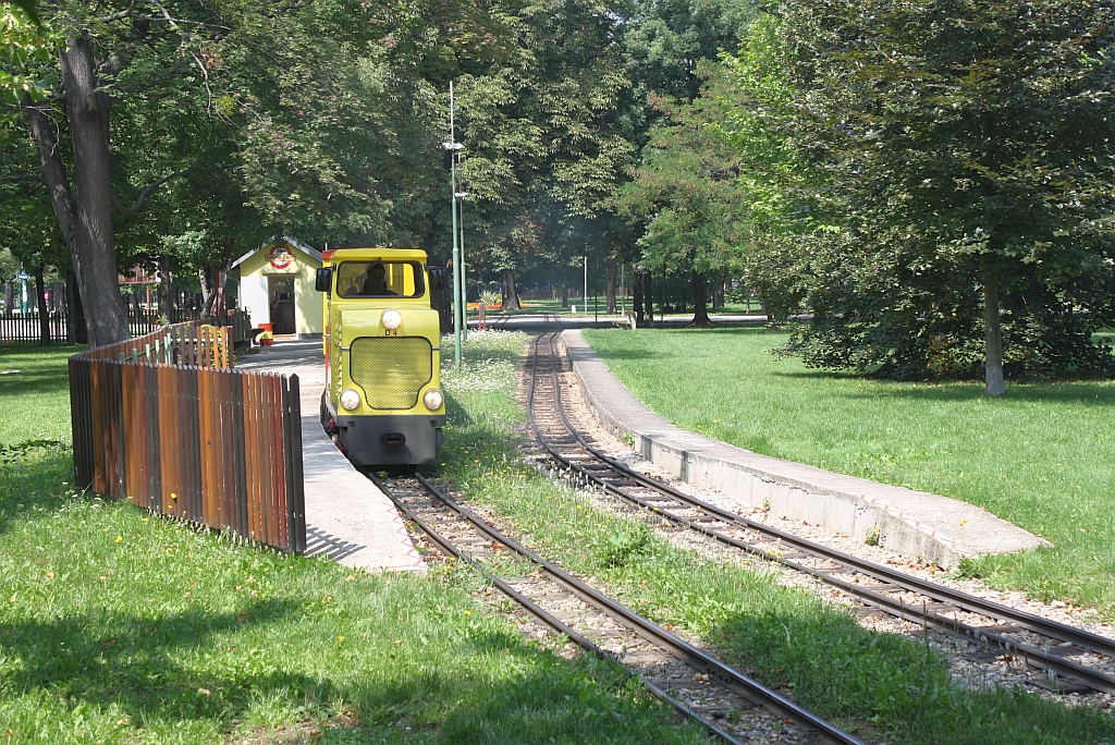 Hst. Rotunde mit der Lok D4 der wiener Liliputbahn am 07.August 2011. (EXIF-Datum ist falsch, da bei Zeitumstellung falsches Datum eingestellt) 

