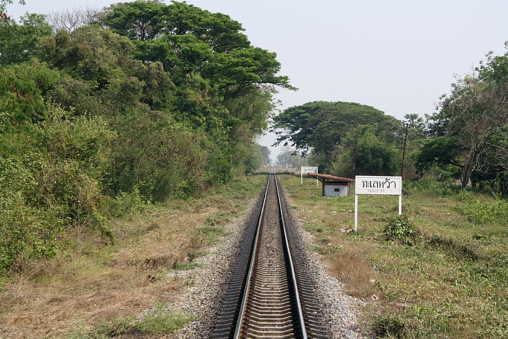Hst. Thale Wa, Blickrichtung Bangkok, am 13.Mrz 2012. 

