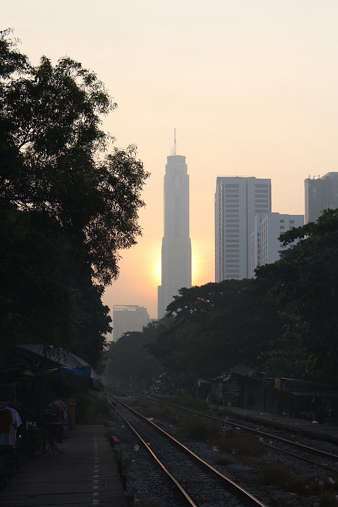 Hst. Uruphong, Blickrichtung Makkasan, am Morgen des 03.November 2012. Im Hintergrund, vor der aufgehenden Sonne, sieht man den Sai Yoke Tower, das hchste Gebude Bangkoks.