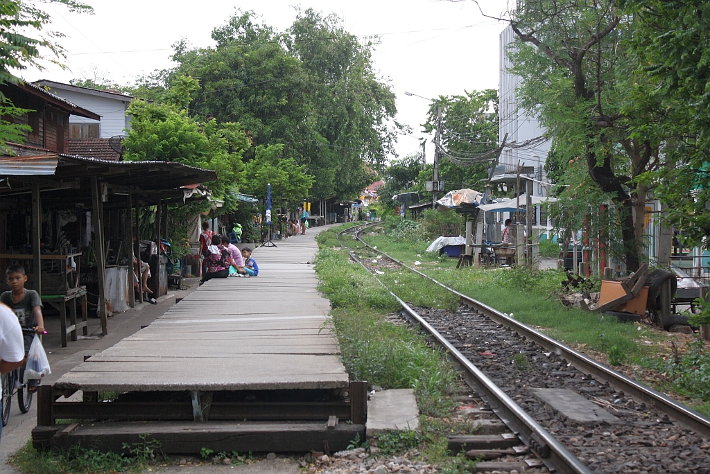 Hst. Wat Sai, Blickrichtung Mahachai, am 06.Juni 2012.

