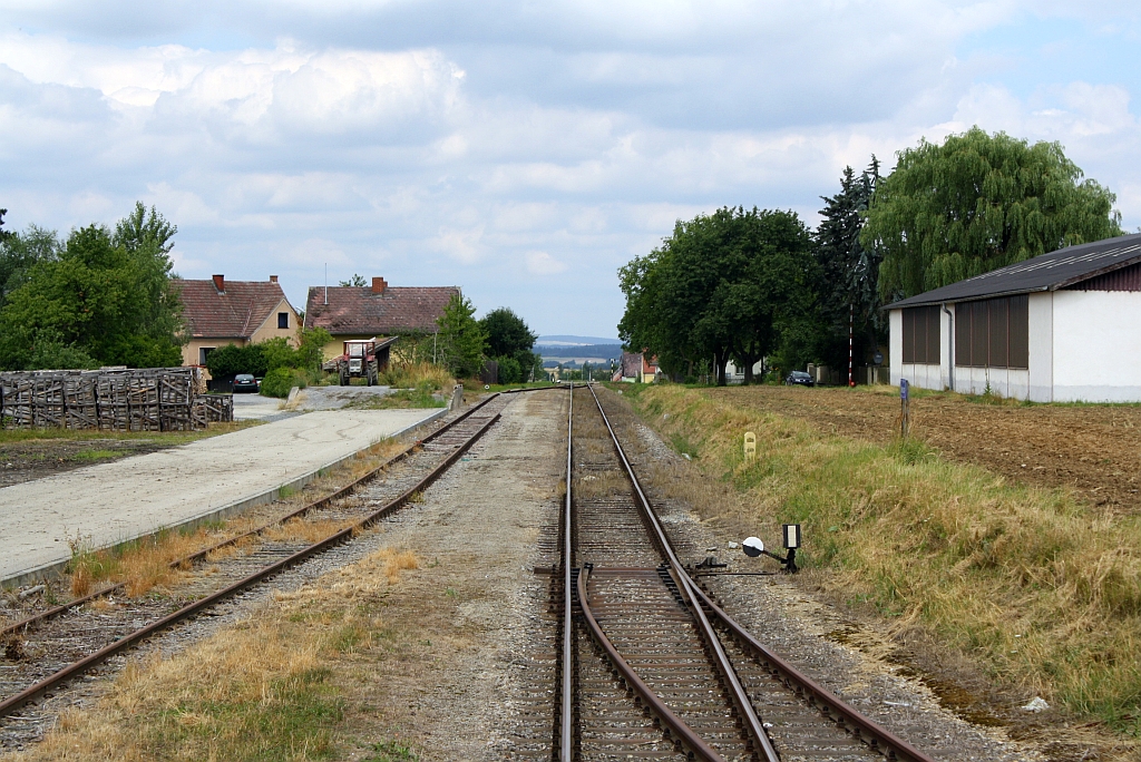 Hst. Zissersdorf Blickrichtung Drossendorf, aufgenommen am 31.Juli 2010 von der Plattform des 40 81 9432 935-0 (angeschrieben als Bih 34 744) beim Zug SREX 16011.