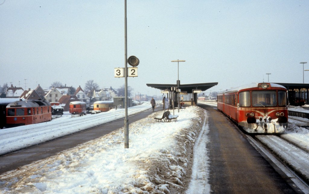 HTJ (Høng-Tølløse-Jernbane) / OHJ (Odsherreds Jernbane) am 28. Dezember 1981: Triebzug (Ym + Ys) hält am Bahnsteig im Bahnhof Holbæk. - Links kann man einen Teil des Depots der Privatbahnen sehen.