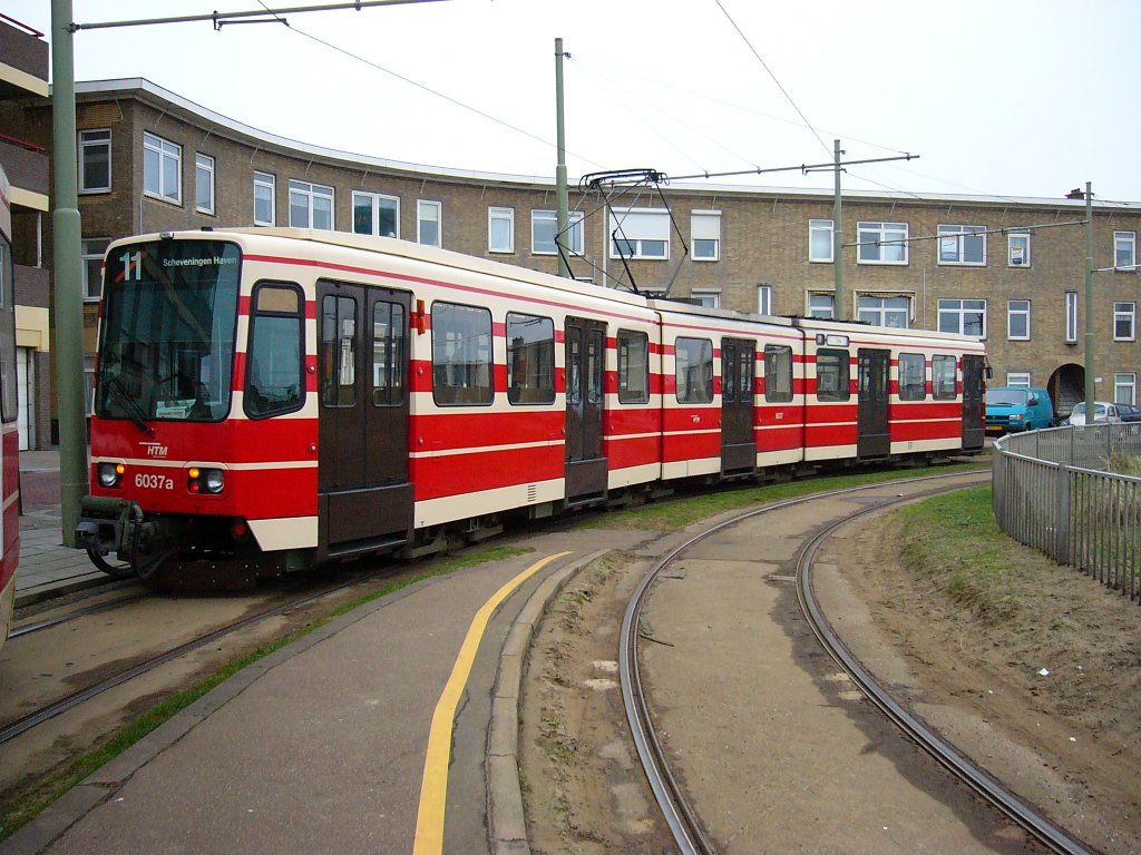 HTM 6037 (Ex Hannover) ist am 03.09.2010 nach Budapest transportiert worden. Hier noch in dienst auf der Linie 11 bei der Endhaltestelle Scheveningen Haven am 02.04.2005.