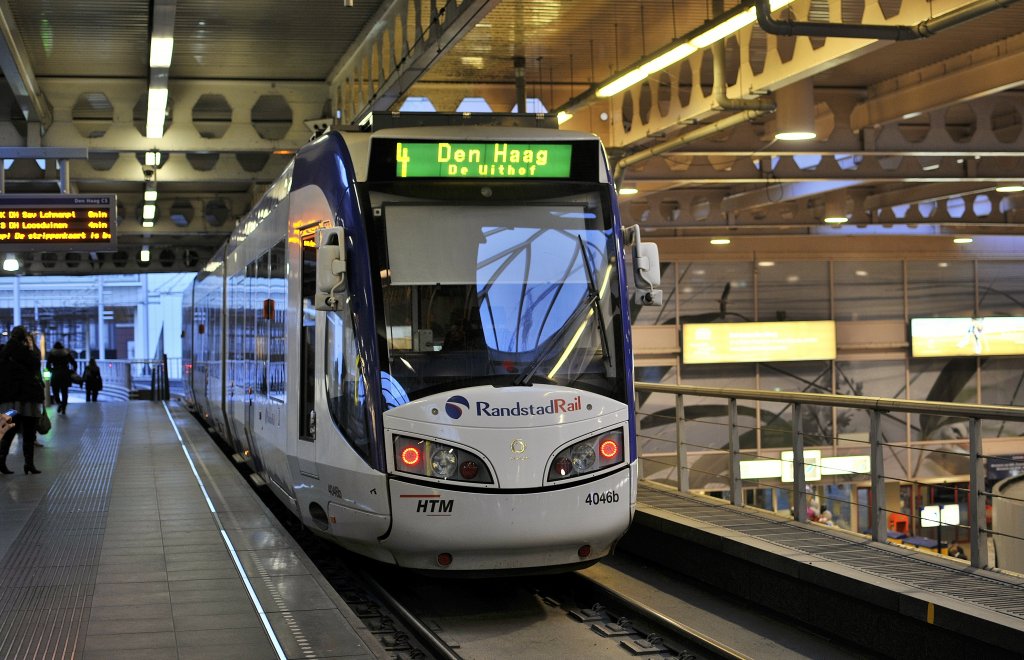 HTM/Randstadrail 4046b mit linie 4 nach Den Haag Uithof, hier bei Ausfahrt von Den Haag CS am 17.02 2011.