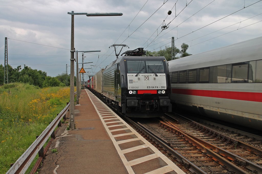 HTRS Nederland B.V. ES 64 F4-992 am 25.06.2013 mit einem Kistenzug bei der Durchfahrt durch den Bahnhof Orschweier gen Sden.