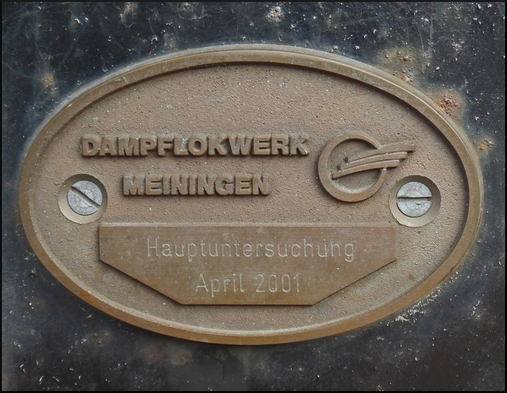 HU-Schild gefunden an den Stufen von dem Personenwagen 63 212 der Wangeroger Inselbahn. Der Wagen wurde am 23.06.93 als Neubau geliefert und aufgrund des rauen Seeklimas 2001 ins Dampflokwerk Meiningen zur Generalberholung geschickt. Alle spteren Instandhaltungsarbeitenarbeiten wurden auf der Insel ausgefhrt. (28.08.2012)