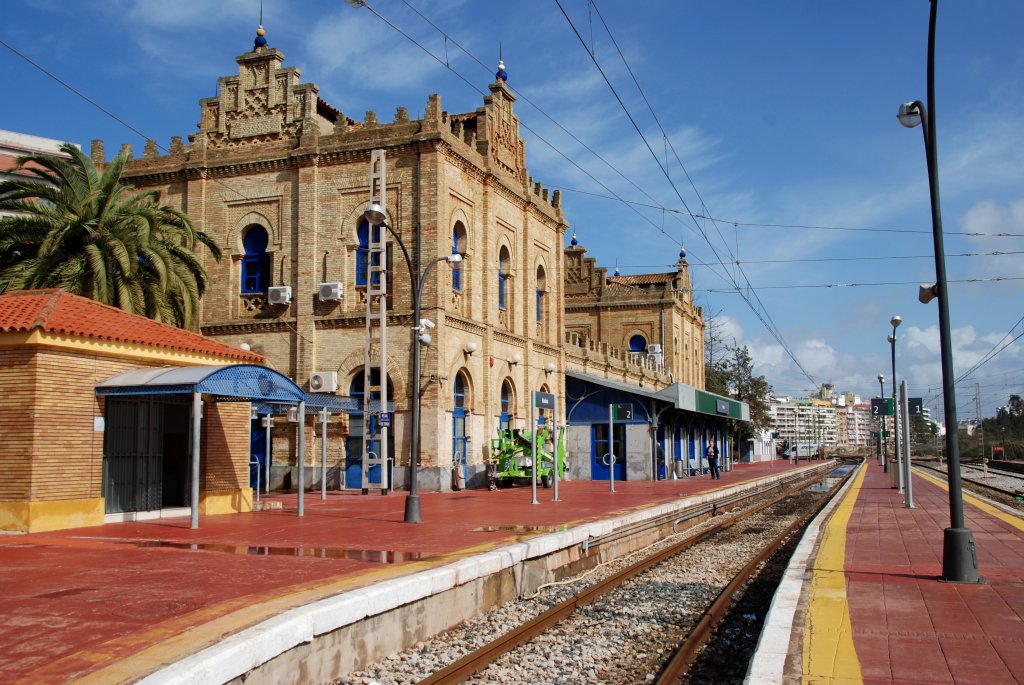 HUELVA (Andalusien/Provinz Huelva), 16.02.2010, Bahnhofsgebäude und Bahnsteige